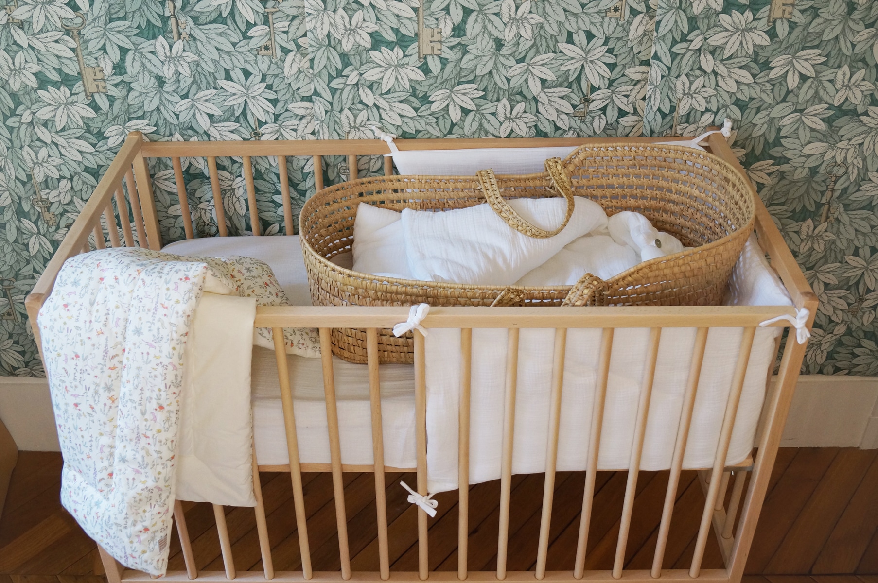 Tour de lit bébé : à partir de quel âge l’adopter ?